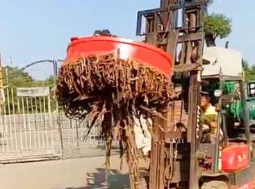叉車電磁吸盤作業(yè)進行中